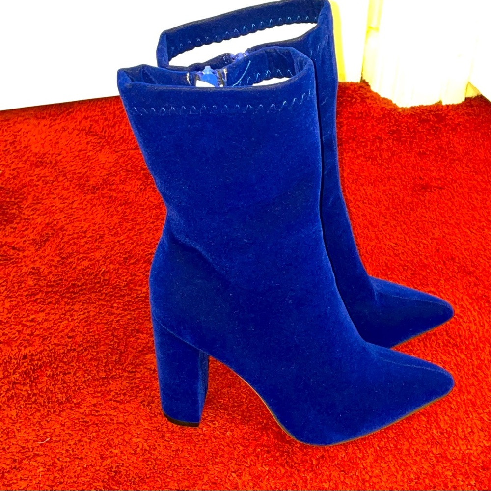 NWOT Royal Blue Velvet ankle booties size 8.5 (40)